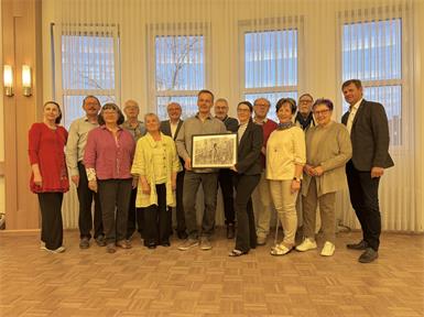 Ebenso wie ihre Fotos erzählen Rodica Zita Würth, Dietmar Trattner, Gabriele Trattner, Robert Wessely, Silvia Wessely, Josef Schitkovits, Roman Buzanich, Nikolaus Baumgartner, Obfrau Klara Jonas, Horst Lunzer, Charlotte Weber, Peter Zeitler und Helene Wukovitsch eine individuelle Geschichte. Bürgermeister Johann Heisz zeigte sich beeindruckt.