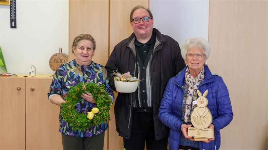 Edith Kiesling und Helene Gangl präsentierten dem Pfarrer des Dorfs, Roman Schwarz, ihre Bastelarbeiten für den Ostermarkt