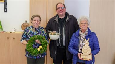 Edith Kiesling und Helene Gangl präsentierten dem Pfarrer des Dorfs, Roman Schwarz, ihre Bastelarbeiten für den Ostermarkt