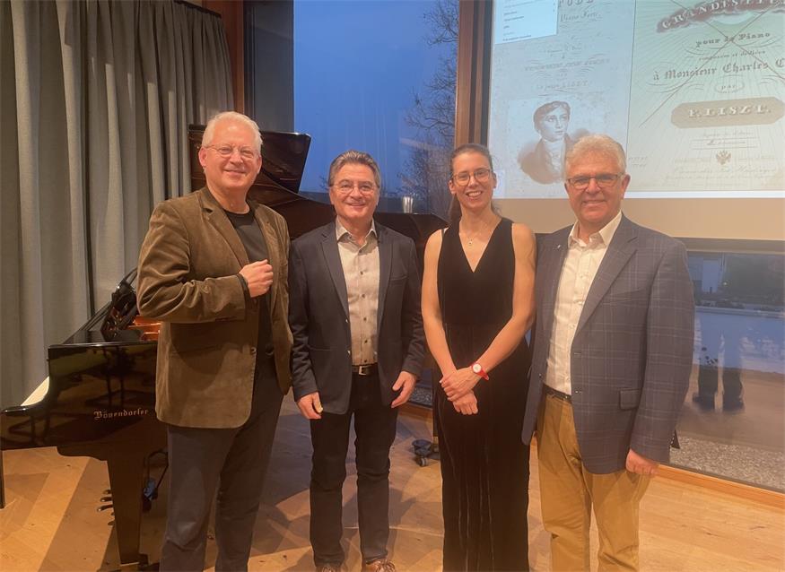 Eduard Kutrowatz, Franz Supper, Camilla Köhnken und Walter Burian beim Weihnachtskonzert in der Liszt-Bibliothek Raiding.