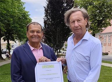 Eduard Posch und Bürgermeister KurtMaczek freuen sich über die Auszeichnung. 