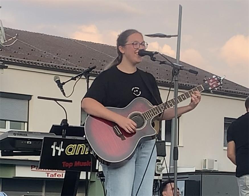 Eigentlich ist der Lieblingsplatz von der früheren Pfadfinderin Lisa Seidl in Oberpullendorf ja die Kaisereiche, aber auch auf der Bühne am Hauptplatz fühlt sich die Singer-Songwriterin sichtlich wohl.