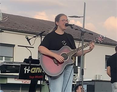 Eigentlich ist der Lieblingsplatz von der früheren Pfadfinderin Lisa Seidl in Oberpullendorf ja die Kaisereiche, aber auch auf der Bühne am Hauptplatz fühlt sich die Singer-Songwriterin sichtlich wohl.