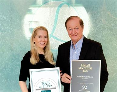 Eigentümerfamilie Daniela und Johann Haberl freuen sich über zwei weitere Auszeichnungen für das Hotel Larimar