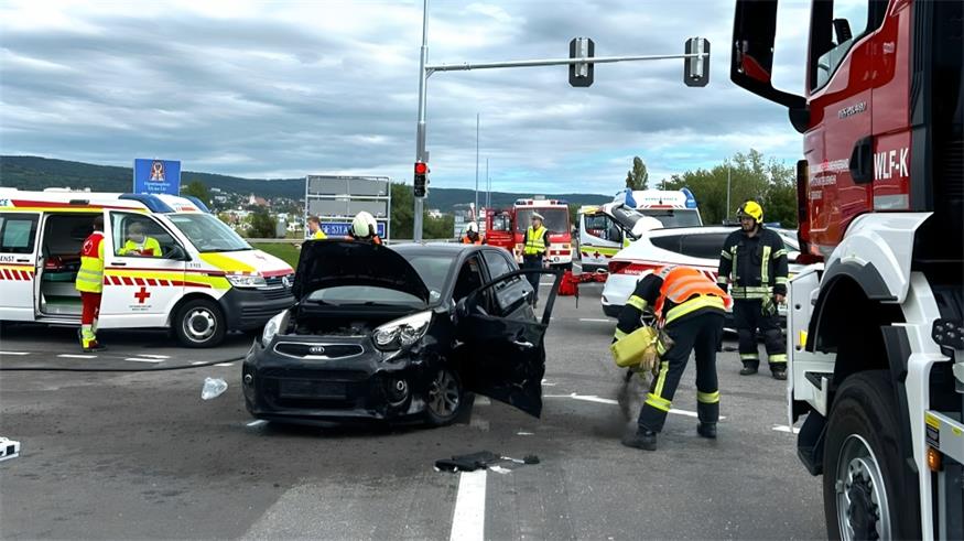 Ein Autofahrer dürfte die neue Ampelanlage bei der Kreuzung S31/B50 übersehen haben. Ein Mensch wurde dabei schwer verletzt.