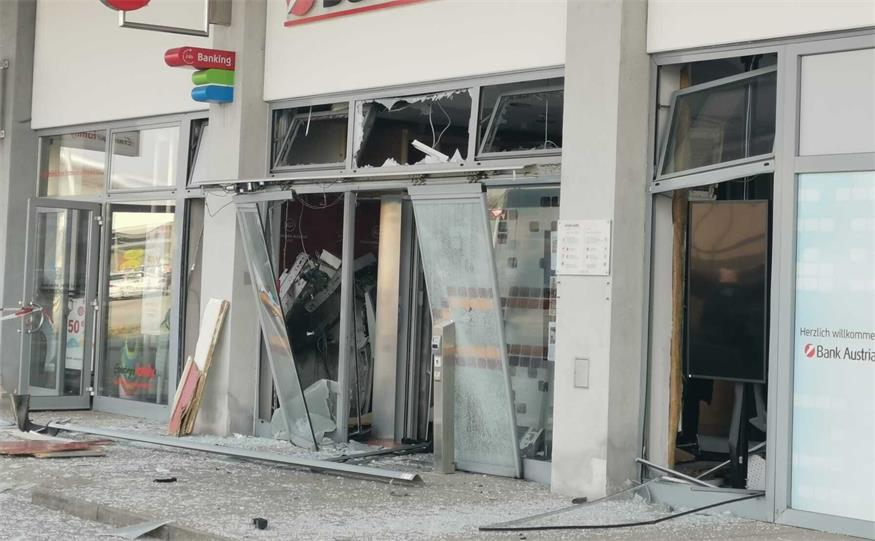 Ein Bankomat der Bank Austria Filiale in Neusiedl wurde in der Nacht auf Freitag gesprengt.