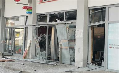 Ein Bankomat der Bank Austria Filiale in Neusiedl wurde in der Nacht auf Freitag gesprengt.