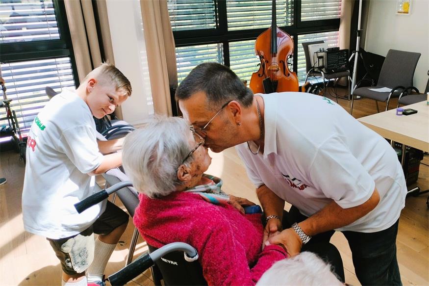 Ein Bussi vom Kapellmeister für die 101-jährige Frau Kloiber gab es obenauf.