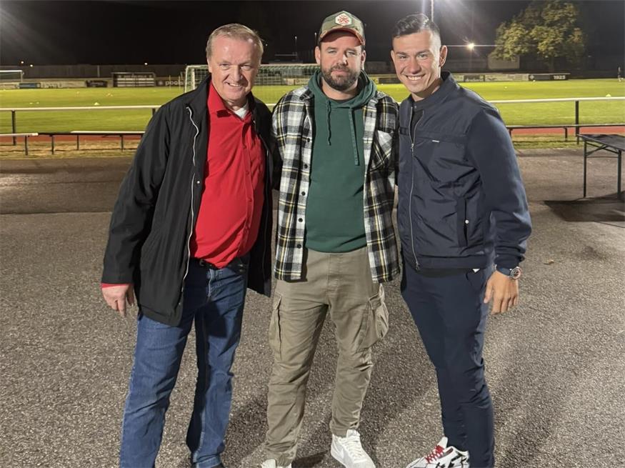 Ein Dankeschön zum Abschied: Obmann Michael Lampel, Stefan Pleninger und Fatih Bas (v.l.). 