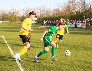 Ein Duell mit vielen Zweikämpfen und wenigen fußballerischen Leckerbissen: St. Margarethens David Granabetter (l.) stemmt sich gegen Pama-Angreifer Sebastian Toth