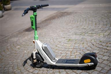 Ein E-Scooter-Fahrer versteckte sich im Wald