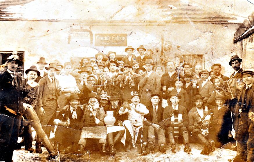 Ein Foto aus fröhlicheren Zeiten: einem Faschingsfest beim Bunkerwirt (das Gemeindewirtshaus, das damals von Anton Reisner gepachtet war) aus dem Jahr 1925