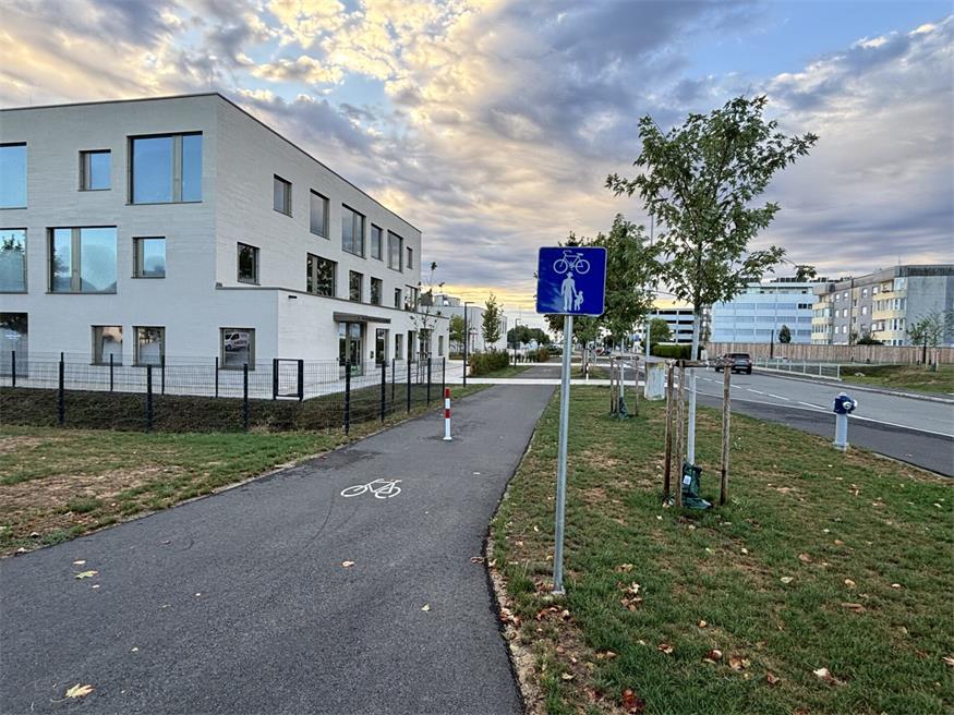 Ein Fuß-und Radweg direkt vor dem Campus entschärft die Verkehrssituation zusätzlich.