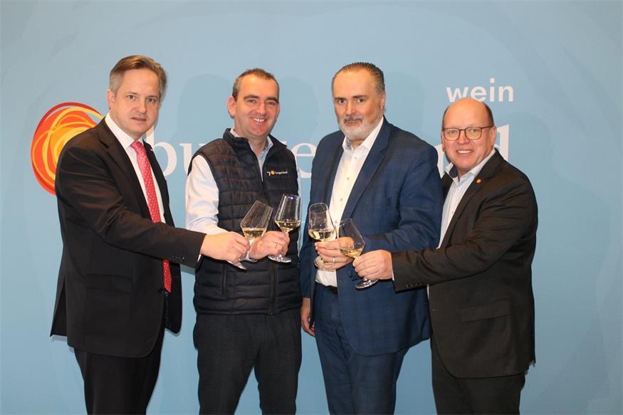Ein Glas auf starke Zahlen (v.l.): Österreichs Weinbaupräsident und Nationalratsabgeordneter Johannes Schmuckenschlager, Wein-Burgenland-Obmann Herbert Oschep, Landeshauptmann Hans Peter Doskozil, Burgenlands Weinbaupräsident Andreas Liegenfeld.