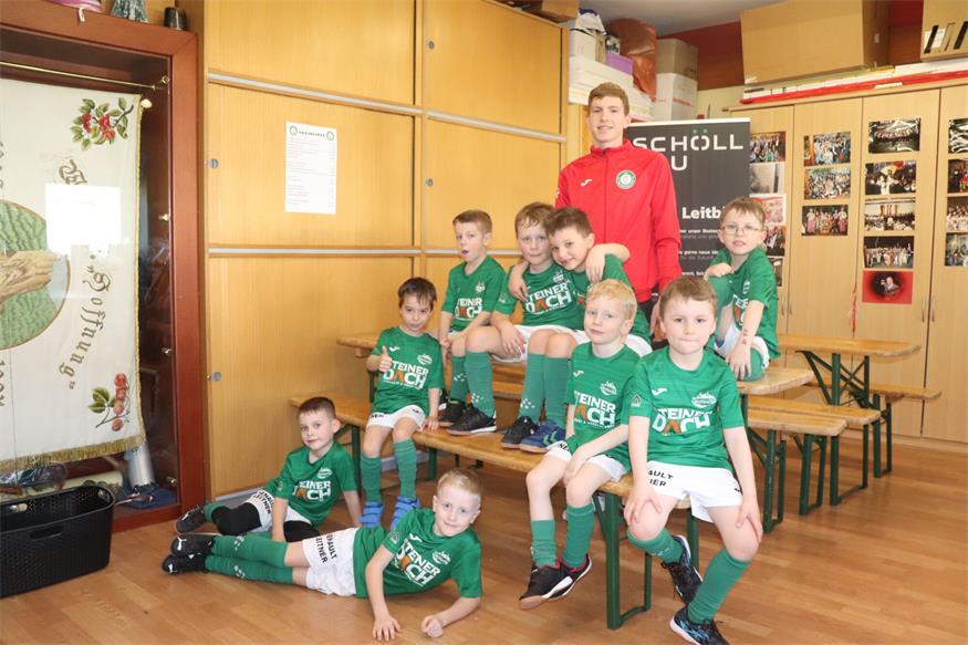 Ein Gruppenfoto der U7 der Spielgemeinschaft Forchtenstein/Wiesen mit Trainer Andreas Puntigam durfte nicht fehlen.