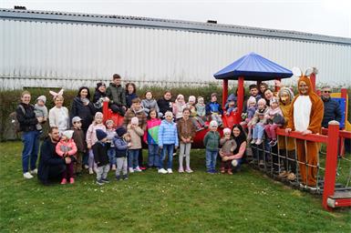 Ein Gruppenfoto mit dem Osterhasen.