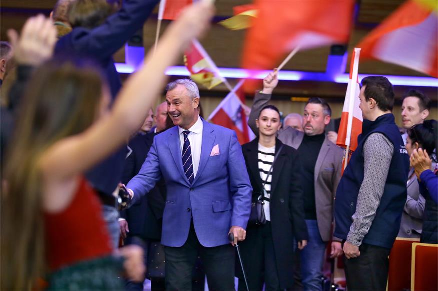 Ein Heimspiel für Norbert Hofer im Südburgenland. Der FPÖ-Spitzenkandidat wurde im Kulturzentrum Oberschützen lautstark begrüßt.