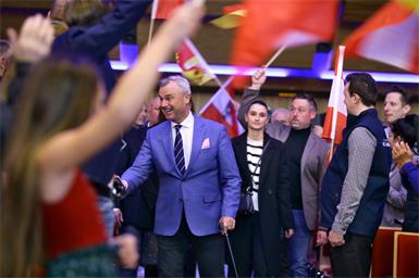 Ein Heimspiel für Norbert Hofer im Südburgenland. Der FPÖ-Spitzenkandidat wurde im Kulturzentrum Oberschützen lautstark begrüßt.