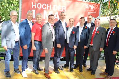 Ein Hoch dem 1. Mai. Bezirkspensionistenvorsitzender Franz Seckel, ÖGB-Landesvorsitzender Manuel Sulyok, Michael Mohl (Landesvorsitzender der Gewerkschaft Bau-Holz), Gemeindevertreterverbandspräsident Erich Trummer, Landesrat Heinrich Dorner, SPÖ-Klubobmann Roland Fürst, SPÖ-Landesgeschäftsführer Kevin Friedl, SPÖ-Bezirksgeschäftsführer Patrick Brenner, Lutzmannsburg Bürgermeister Landtagsabgeordneter Roman Kainrath und Landtagsabgeordneter Jürgen Karall.