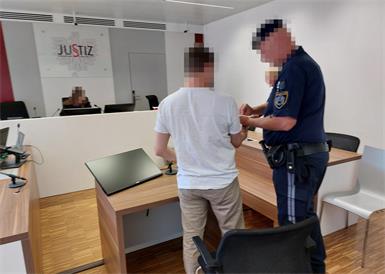 Ein Justizwachebeamter brachte den Untersuchungshäftling in den Gerichtssaal.