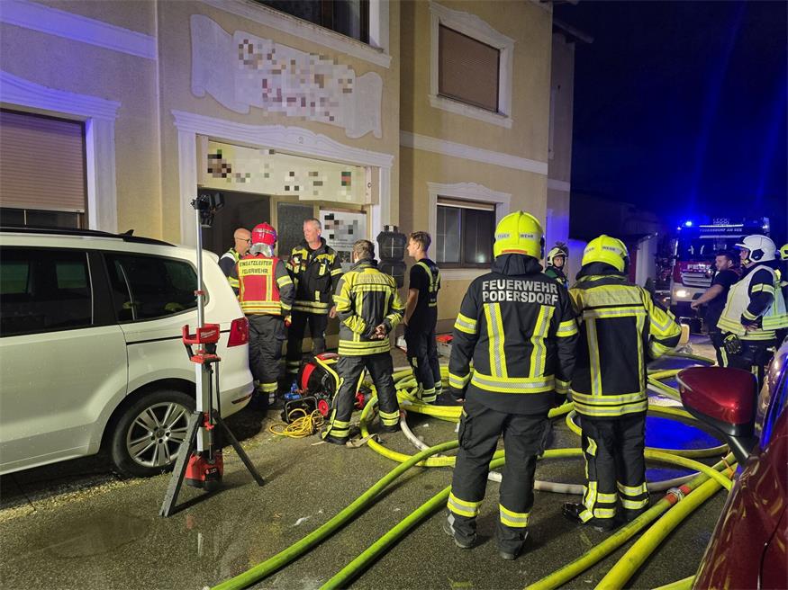 Ein Kellerbrand in einem Gästehaus im Ortszentrum von Podersdorf (Bezirk Neusiedl am See) hat Samstagfrüh fünf Feuerwehren gefordert.