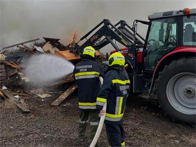 Ein Landwirt kam den Feuerwehrleuten mit einem Traktor zur Hilfe.