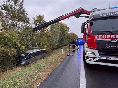 Ein PKW war im Morgenverkehr von der Fahrbahn in den Straßengraben gerutscht.