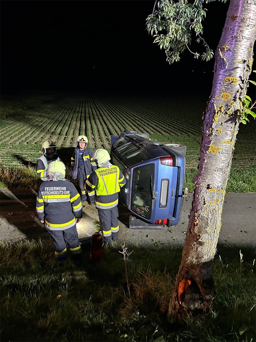 Ein Pkw war aus bisher ungeklärter Ursache von der Fahrbahn abgekommen und kam auf dem Begleitweg seitlich zum Liegen.