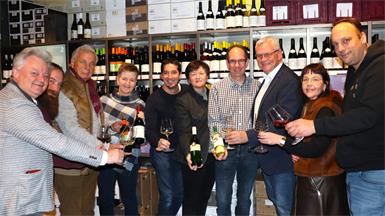 Ein Prost auf Eisenstadts Weinbauvereine: Weinbauschul-Direktor Erich Unger, Markus Tinhof, F.X. Lehner, Karin Kirchknopf, Wein Burgenland-Geschäftsführer Christian Zechmeister, Resi Hofleitner-Bartmann, Dieter Schweifer, Bürgermeister Thomas Steiner, Ruth Klinger-Zechmeister und Stefan Lichtscheidl (v.l.).