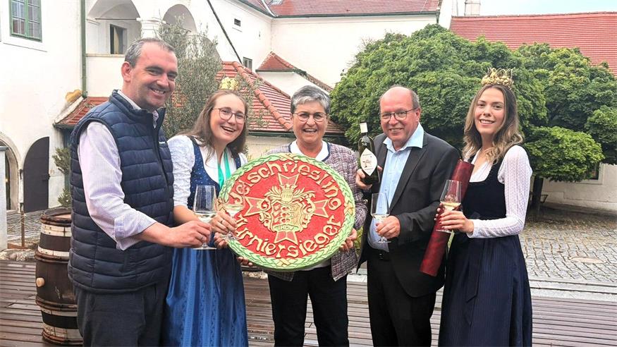 Ein Prost auf den Welschriesling: Wein Burgenland-Obmann Herbert Oschep, Weinprinzessin Lena, die Siegerin Emilie Schuhmann, Weinbauverbands-Präsident Andreas Liegenfeld und Weinkönigin Maria.