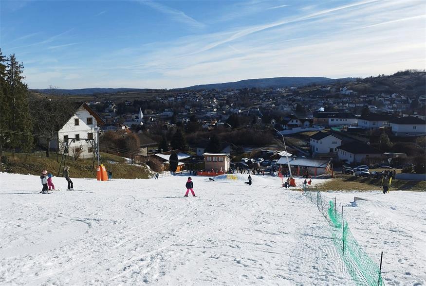 Ein Schlepplift mit einer Länge von ca. 300 Metern bringt die Wintersportler sicher den Hang hinauf. Eine perfekt präparierte Piste wartet täglich auf die Besucher – ideal für Kinder, Anfänger und Fortgeschrittene. 