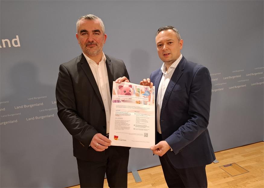 Ein Schreiben vom Land geht an 23.000 Darlehensnehmer: Landesrat Heinrich Dorner und Wohnbauförderungs-Referatsleiter Florian Hofstetter (v.l.).