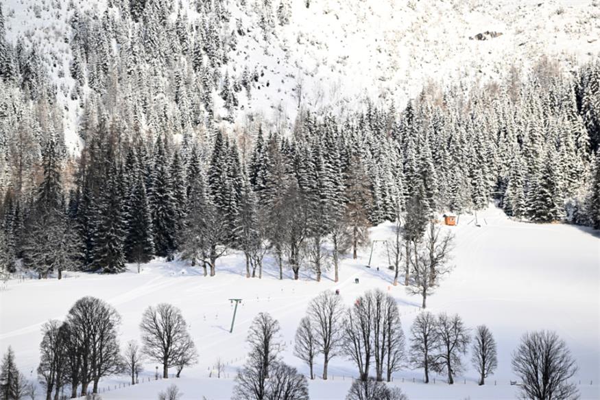 Ein Skifahrer lag in Tirol reglos neben einer Piste im Wald