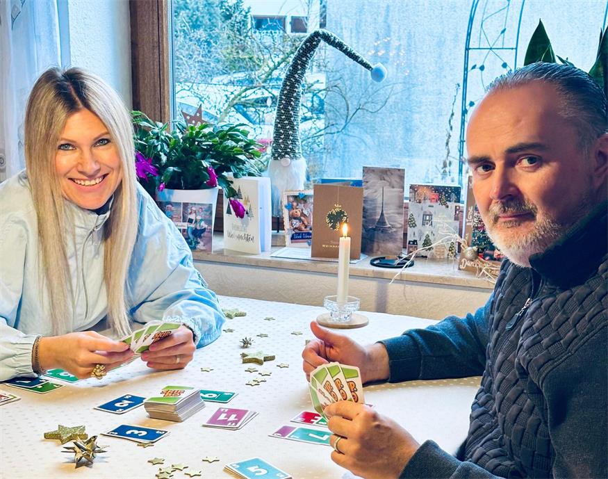 Ein Spiel geht immer. Landeshauptmann Hans Peter Doskozil und Gattin Julia meinen: „Kartenspielen fällt unter Stressbewältigung.“