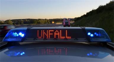Ein Sportwagen mit Sommerreifen verursachte einen schweren Unfall