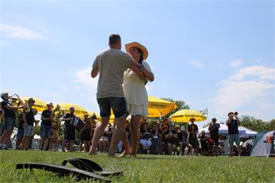 Ein Tänzchen am Campingplatz mit dem Musikverein Eberau - das picture on macht's möglich.