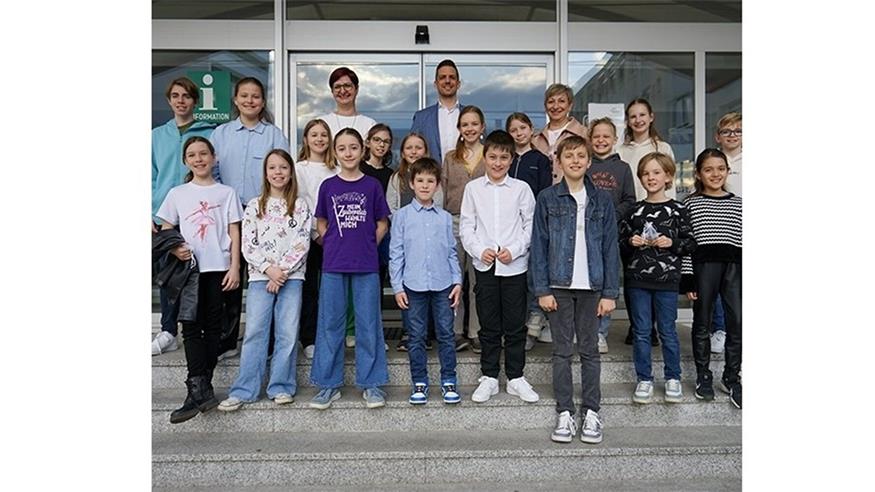 Ein Teil der Musiker, die heuer beim prima la musica-Wettbewerb in Eisenstadt dabei waren, mit Katrin Gstöttenbauer (Direktorin der Zentralmusikschule Mattersburg), Bürgermeisterin Claudia Schlager und Amtsleiter-Stellvertreter Dominik Schmidt.