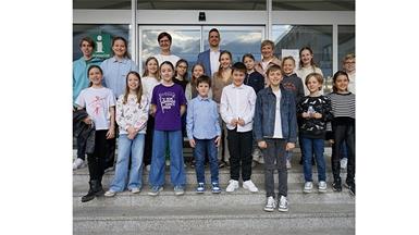 Ein Teil der Musiker, die heuer beim prima la musica-Wettbewerb in Eisenstadt dabei waren, mit Katrin Gstöttenbauer (Direktorin der Zentralmusikschule Mattersburg), Bürgermeisterin Claudia Schlager und Amtsleiter-Stellvertreter Dominik Schmidt.