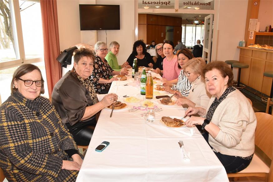 Ein Teil der ehrenamtlichen Mitarbeiterinnen und die Seniorenbetreuerinnen beim Sautanzessen. 