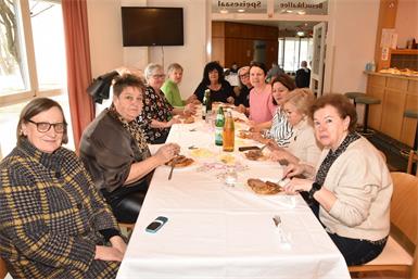 Ein Teil der ehrenamtlichen Mitarbeiterinnen und die Seniorenbetreuerinnen beim Sautanzessen. 