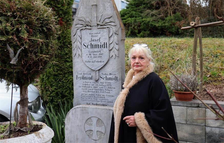 "Ein Zeitdokument!" - Sieglinde Senninger hat den Grabstein, der an ihren Großvater sowie ihren 1921 ermordeten Onkel erinnnert, nach Auflassung des Grabes in ihrem Garten in Stegersbach aufgestellt.