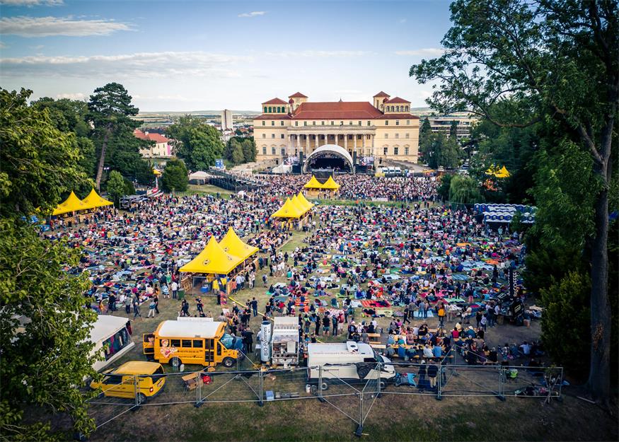 Ein bekanntes Bild, und das auch schon seit zehn Jahren: Der Schlosspark in Eisenstadt im Festival-Outfit, immer gut besucht und trotzdem ungemein entspannt. 