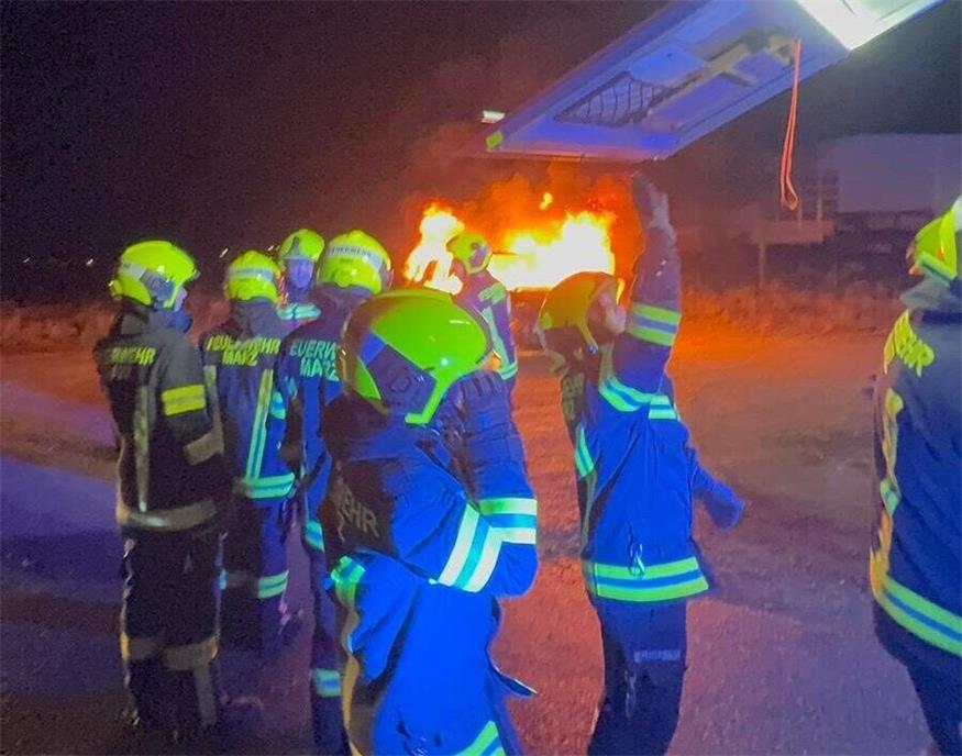 Ein brennendes Auto musste von den Feuerwehrleuten gelöscht werden.