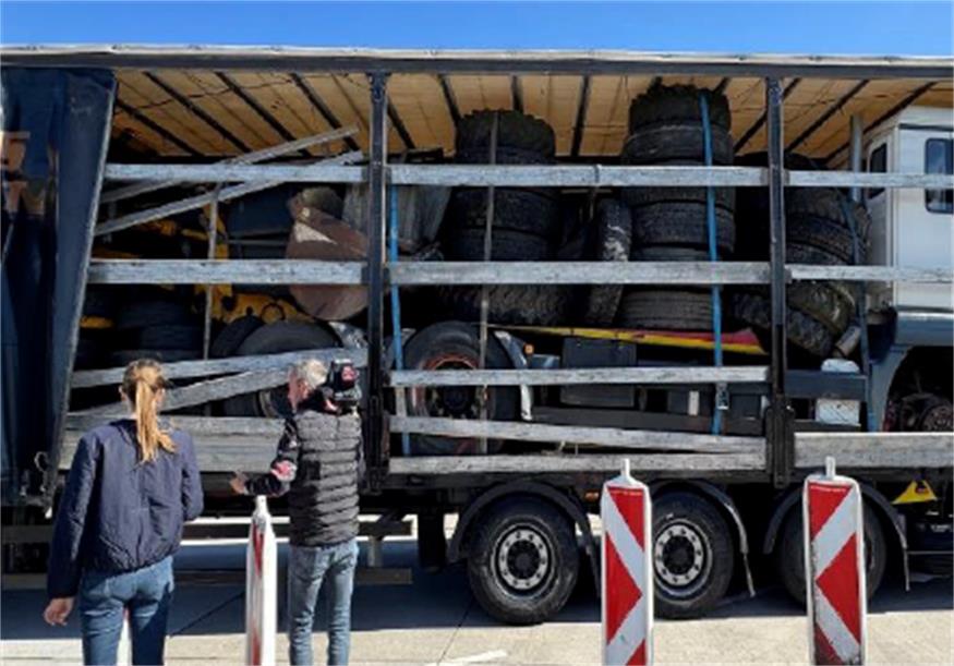 Ein bulgarischen Sattel-LKW (schlechter optischer Zustand und fortgeschrittenes Alter des Sattel-LKW) auf der A4 am Weg zur Ausreise nach Ungarn. Auf dem Planenauflieger wurden ein LKW (7,5 Tonnen hzlGG), ein Radlader und in den noch freien Zwischenräumen zahlreiche alte Reifen jeglicher Größe transportiert. Die Ladungssicherung war mangelhaft mit Einstufung als schwerer Mangel. Insgesamt wurden für dieses Fahrzeig 42 Anzeigen ausgestellt.