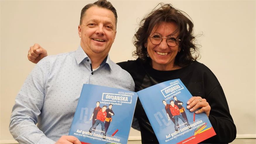 Ein gutes Team: Neudörfls Installateur und ÖVP-Gemeinderat Ewald Janska und die Künstlerin Irene Pfleger aus der Steiermark. Aus seiner Feder stammen die Geschichten, die Nico und Sarah erleben. Irene Pfleger steuerte die Illusatrionen bei, die von den Kindern bunt angemalt werden können. Die Kombination aus beidem, dem Lesen und gleichzeitig der kreativen Beschäftigung, soll für das Thema Energiesparen sensibiliseren und gleichzeitig einen Einblick in das Handwerk eines Installateurs geben. 