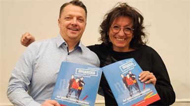 Ein gutes Team: Neudörfls Installateur und ÖVP-Gemeinderat Ewald Janska und die Künstlerin Irene Pfleger aus der Steiermark. Aus seiner Feder stammen die Geschichten, die Nico und Sarah erleben. Irene Pfleger steuerte die Illusatrionen bei, die von den Kindern bunt angemalt werden können. Die Kombination aus beidem, dem Lesen und gleichzeitig der kreativen Beschäftigung, soll für das Thema Energiesparen sensibiliseren und gleichzeitig einen Einblick in das Handwerk eines Installateurs geben. 