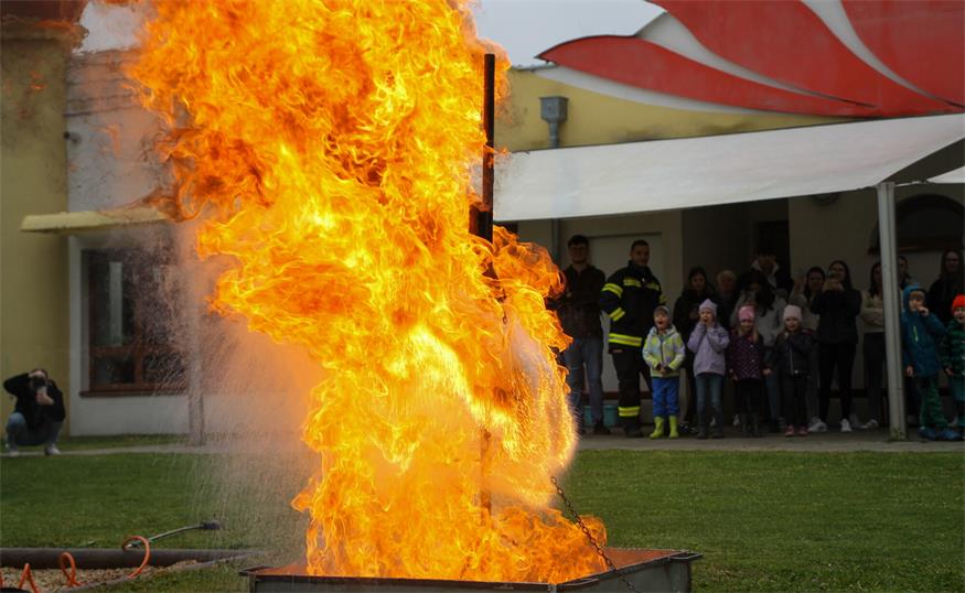 Ein nachgestellter Brand im Freien war eine der spektakulären Übungen.