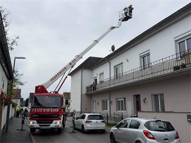 Ein nicht freigegebener Kamin führte zu einer Rauchentwicklung im Dachbereich.