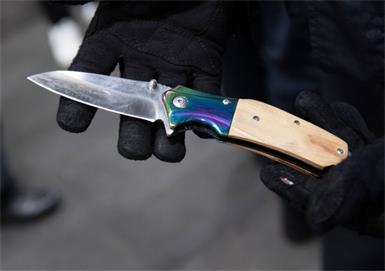 Ein polizeilich sichergestelltes Messer (Symbolbild)
