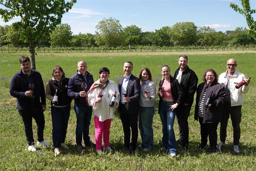 Ein starkes Zeichen für die burgenländische Leitrebsorte. Die Horitschoner Winzergemeinschaft präsentierte beim Pressefrühstück innovative Zukunftskonzepte für den Blaufränkisch. Im Bild (v.l.n.r.): Weinbauberater Alexander Artner von der Landwirtschaftskammer, Winzerin Lisa Lehrner, Winzer Johannes Forauer, Weinbauvereinsobfrau Eva Maria Iby, Regierungskoordinator und Vertreter des Burgenlandes im europäischen Ausschusses der Regionen Robert Hergovich, Verband Blaufränkisch Mittelburgenland-Präsidentin Lisa Kölly-Pfneisl, Winzerin Melanie Lehrner, Winzer Michael Kerschbaum, Winzerin Eva-Maria Gober und Winzer Alfred Moritz.